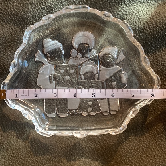 Mikasa “Carolers” glass sweet dish with box. Size approximately 8 1/4” x 7” x 1” - Picture 7 of 9